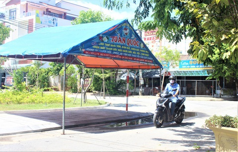 Khu dân cư 7 người trong nhà mắc COVID-19 được gỡ phong tỏa, dân vui mừng - Ảnh 1. Khu dân cư 7 người trong nhà mắc COVID-19 được gỡ phong tỏa, dân vui mừng - Ảnh 1.