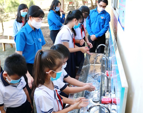 Nối dài tinh thần tình nguyện - Ảnh 1. Nối dài tinh thần tình nguyện - Ảnh 1.