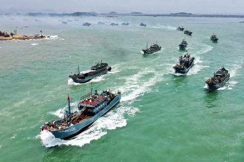 Trung Quốc dỡ lệnh cấm đánh bắt đơn phương, tàu cá nước này sắp tràn xuống Biển Đông - Ảnh 1. Trung Quốc dỡ lệnh cấm đánh bắt đơn phương, tàu cá nước này sắp tràn xuống Biển Đông - Ảnh 1.
