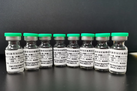 Trung Quốc cấp bằng sáng chế cho vắcxin COVID-19 dù chưa thử nghiệm xong - Ảnh 1. Trung Quốc cấp bằng sáng chế cho vắcxin COVID-19 dù chưa thử nghiệm xong - Ảnh 1.