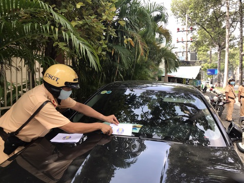TP.HCM: xe vắng chủ vi phạm dừng, đỗ trên đường Trần Hưng Đạo bị dán phiếu, phạt nguội - Ảnh 1. TP.HCM: xe vắng chủ vi phạm dừng, đỗ trên đường Trần Hưng Đạo bị dán phiếu, phạt nguội - Ảnh 1.