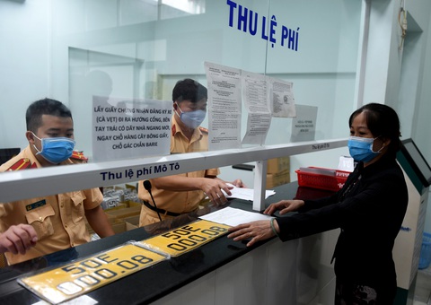 Đã tháo gỡ vướng mắc, người dân cấp đổi biển số vàng cho ôtô dễ dàng - Ảnh 1. Đã tháo gỡ vướng mắc, người dân cấp đổi biển số vàng cho ôtô dễ dàng - Ảnh 1.