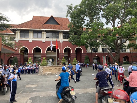 Cấm thì cấm, một trường ở Biên Hòa vẫn bắt 800 học sinh đi học - Ảnh 2. Cấm thì cấm, một trường ở Biên Hòa vẫn bắt 800 học sinh đi học - Ảnh 2.