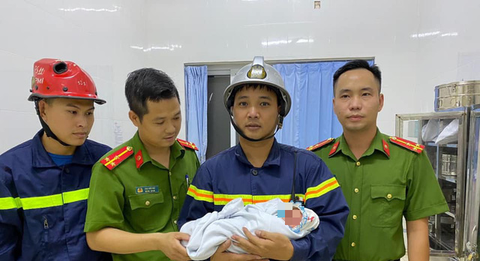 Giải cứu bé sơ sinh bị bỏ rơi: Người dân hay công an đã khoan đục tường cứu bé? - Ảnh 1. Giải cứu bé sơ sinh bị bỏ rơi: Người dân hay công an đã khoan đục tường cứu bé? - Ảnh 1.