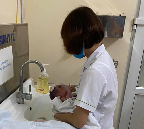 Bé trai sơ sinh bị vứt bỏ trong khe tường rất hẹp giữa hai nhà - Ảnh 4. Bé trai sơ sinh bị vứt bỏ trong khe tường rất hẹp giữa hai nhà - Ảnh 4.
