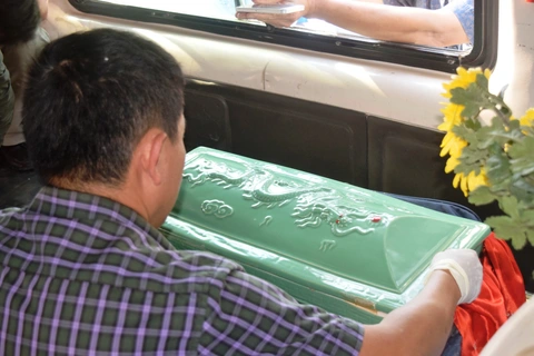 Xả thân chặn cái chết trắng - Kỳ 1: Bí mật trong chiếc xe tang - Ảnh 1. Xả thân chặn cái chết trắng - Kỳ 1: Bí mật trong chiếc xe tang - Ảnh 1.