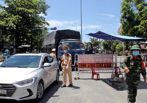Hàng vạn người mắc kẹt muốn về quê - Ảnh 3. Hàng vạn người mắc kẹt muốn về quê - Ảnh 3.