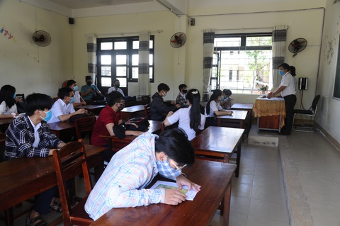 Thầy giáo coi thi tốt nghiệp THPT mắc COVID-19: Xét nghiệm 1.295 người F1, F2 - Ảnh 1. Thầy giáo coi thi tốt nghiệp THPT mắc COVID-19: Xét nghiệm 1.295 người F1, F2 - Ảnh 1.