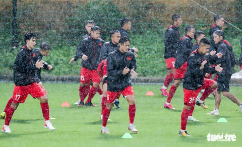 U22 Việt Nam tập buổi đầu dưới mưa lớn, chia tay cầu thủ đầu tiên - Ảnh 1. U22 Việt Nam tập buổi đầu dưới mưa lớn, chia tay cầu thủ đầu tiên - Ảnh 1.