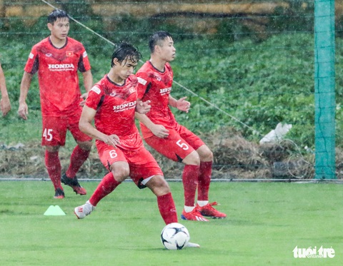 U22 Việt Nam tập buổi đầu dưới mưa lớn, chia tay cầu thủ đầu tiên - Ảnh 6. U22 Việt Nam tập buổi đầu dưới mưa lớn, chia tay cầu thủ đầu tiên - Ảnh 6.