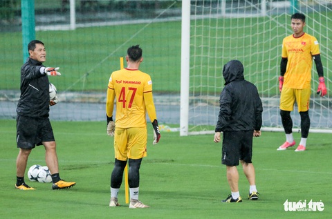 U22 Việt Nam tập buổi đầu dưới mưa lớn, chia tay cầu thủ đầu tiên - Ảnh 5. U22 Việt Nam tập buổi đầu dưới mưa lớn, chia tay cầu thủ đầu tiên - Ảnh 5.