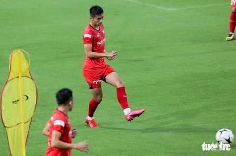 U22 Việt Nam tập buổi đầu dưới mưa lớn, chia tay cầu thủ đầu tiên - Ảnh 7. U22 Việt Nam tập buổi đầu dưới mưa lớn, chia tay cầu thủ đầu tiên - Ảnh 7.