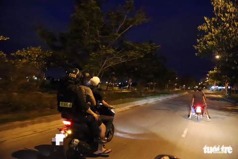 Theo chân Cảnh sát 911 Đà Nẵng tuần tra tâm dịch - Ảnh 3. Theo chân Cảnh sát 911 Đà Nẵng tuần tra tâm dịch - Ảnh 3.