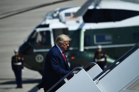Chuyên cơ chở Tổng thống Trump suýt đâm vật thể lạ tại căn cứ không quân Mỹ - Ảnh 1. Chuyên cơ chở Tổng thống Trump suýt đâm vật thể lạ tại căn cứ không quân Mỹ - Ảnh 1.