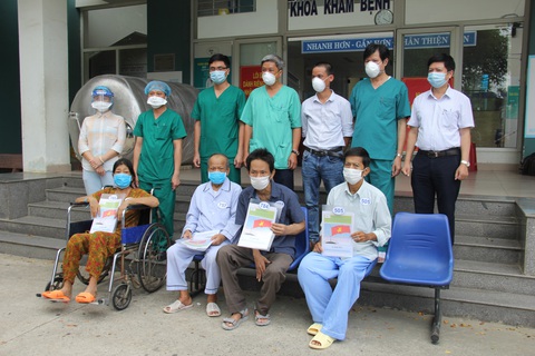 Bệnh viện dã chiến Hòa Vang cho xuất viện cùng lúc 23 ca bệnh COVID-19 - Ảnh 3. Bệnh viện dã chiến Hòa Vang cho xuất viện cùng lúc 23 ca bệnh COVID-19 - Ảnh 3.