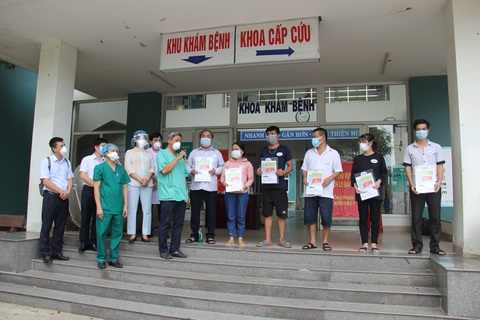 Bệnh viện dã chiến Hòa Vang cho xuất viện cùng lúc 23 ca bệnh COVID-19 - Ảnh 5. Bệnh viện dã chiến Hòa Vang cho xuất viện cùng lúc 23 ca bệnh COVID-19 - Ảnh 5.