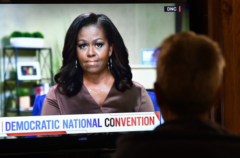 Michelle Obama cứng rắn và trực diện gọi ông Trump là tổng thống sai lầm - Ảnh 1. Michelle Obama cứng rắn và trực diện gọi ông Trump là tổng thống sai lầm - Ảnh 1.