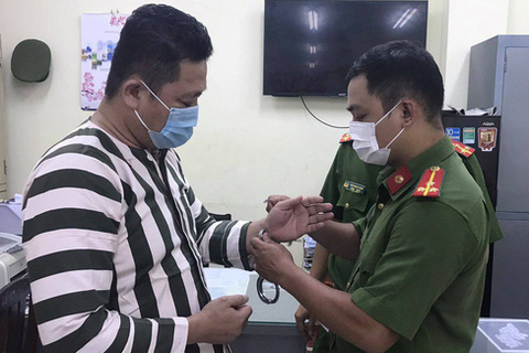 Khởi tố, bắt giam giám đốc công ty sản xuất găng tay y tế giả - Ảnh 1. Khởi tố, bắt giam giám đốc công ty sản xuất găng tay y tế giả - Ảnh 1.