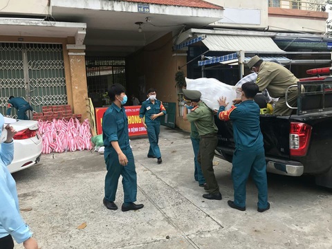 Công an ăn vội ổ bánh mì, trắng đêm chống dịch ở điểm nóng - Ảnh 7. Công an ăn vội ổ bánh mì, trắng đêm chống dịch ở điểm nóng - Ảnh 7.