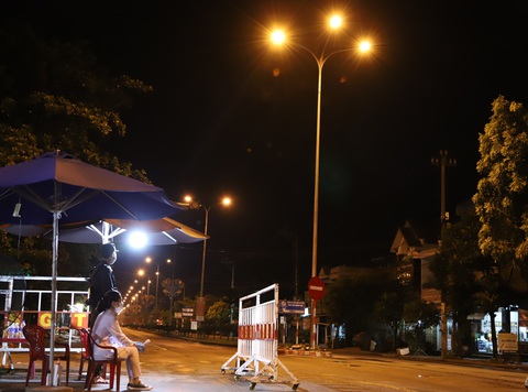 Công an ăn vội ổ bánh mì, trắng đêm chống dịch ở điểm nóng - Ảnh 9. Công an ăn vội ổ bánh mì, trắng đêm chống dịch ở điểm nóng - Ảnh 9.