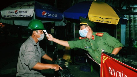 Công an ăn vội ổ bánh mì, trắng đêm chống dịch ở điểm nóng - Ảnh 10. Công an ăn vội ổ bánh mì, trắng đêm chống dịch ở điểm nóng - Ảnh 10.