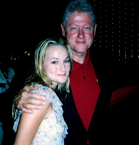 Gái trẻ xoa bóp cho Bill Clinton là nạn nhân của tỉ phú ấu dâm Epstein - Ảnh 1. Gái trẻ xoa bóp cho Bill Clinton là nạn nhân của tỉ phú ấu dâm Epstein - Ảnh 1.