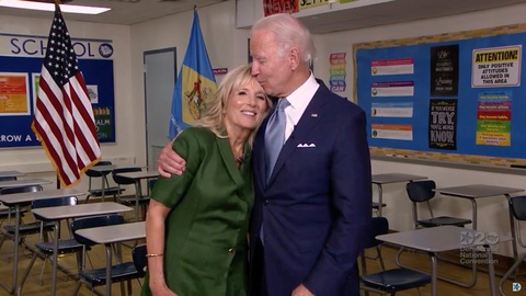 Đang trả lời phỏng vấn, ông Biden bị vợ kéo ra xa các phóng viên - Ảnh 1. Đang trả lời phỏng vấn, ông Biden bị vợ kéo ra xa các phóng viên - Ảnh 1.