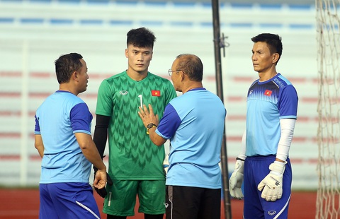 Thủ môn Bùi Tiến Dũng: Ngay cả khi sai lầm, bị quay lưng vẫn phải sửa chữa và kiên định - Ảnh 2. Thủ môn Bùi Tiến Dũng: Ngay cả khi sai lầm, bị quay lưng vẫn phải sửa chữa và kiên định - Ảnh 2.