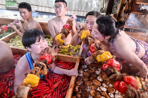 Ông Tập nói ăn uống tiết kiệm, dân hỏi quan chức đã bớt tiệc tùng chưa? - Ảnh 2. Ông Tập nói ăn uống tiết kiệm, dân hỏi quan chức đã bớt tiệc tùng chưa? - Ảnh 2.