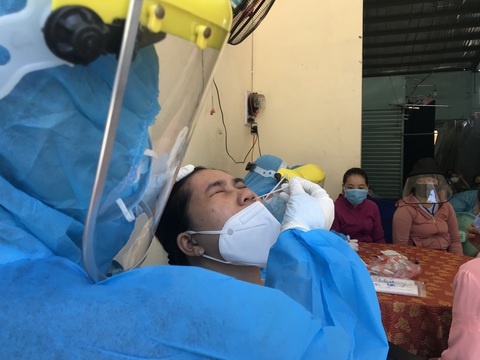 Lao vào chống dịch, đừng chờ vắcxin - Ảnh 1. Lao vào chống dịch, đừng chờ vắcxin - Ảnh 1.