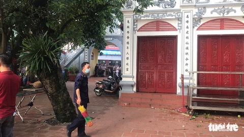 Đóng cửa phủ Tây Hồ do hàng ngàn người chen chân đi lễ giữa dịch - Ảnh 14. Đóng cửa phủ Tây Hồ do hàng ngàn người chen chân đi lễ giữa dịch - Ảnh 14.