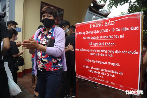 Đóng cửa phủ Tây Hồ do hàng ngàn người chen chân đi lễ giữa dịch - Ảnh 2. Đóng cửa phủ Tây Hồ do hàng ngàn người chen chân đi lễ giữa dịch - Ảnh 2.