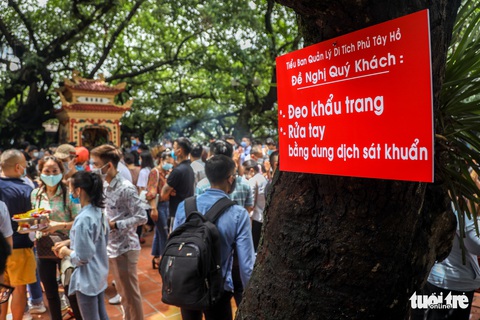 Đóng cửa phủ Tây Hồ do hàng ngàn người chen chân đi lễ giữa dịch - Ảnh 6. Đóng cửa phủ Tây Hồ do hàng ngàn người chen chân đi lễ giữa dịch - Ảnh 6.