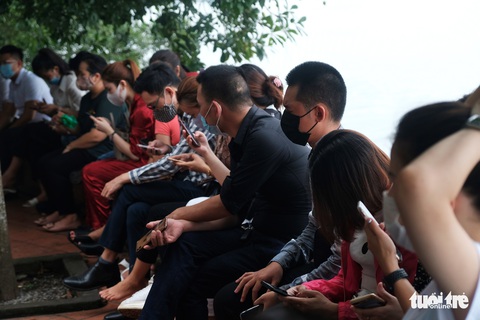 Đóng cửa phủ Tây Hồ do hàng ngàn người chen chân đi lễ giữa dịch - Ảnh 8. Đóng cửa phủ Tây Hồ do hàng ngàn người chen chân đi lễ giữa dịch - Ảnh 8.