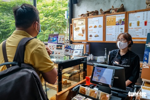 Quán bia, cà phê ở Hà Nội kê lại bàn ghế, ngồi cách nhau cả mét - Ảnh 3. Quán bia, cà phê ở Hà Nội kê lại bàn ghế, ngồi cách nhau cả mét - Ảnh 3.