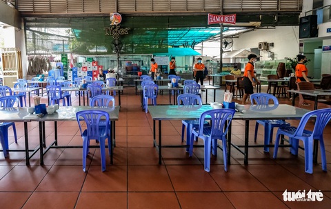 Quán bia, cà phê ở Hà Nội kê lại bàn ghế, ngồi cách nhau cả mét - Ảnh 6. Quán bia, cà phê ở Hà Nội kê lại bàn ghế, ngồi cách nhau cả mét - Ảnh 6.