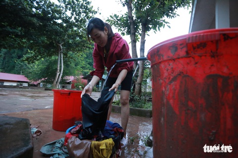 Báo Tuổi Trẻ trao tiền hỗ trợ thầy trò ngôi trường tan hoang vì lũ quét qua - Ảnh 7. Báo Tuổi Trẻ trao tiền hỗ trợ thầy trò ngôi trường tan hoang vì lũ quét qua - Ảnh 7.