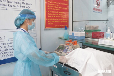 30 cán bộ y tế mắc COVID-19, 25 bệnh nhân tử vong: Bệnh viện phải kiểm soát lây nhiễm chéo - Ảnh 1. 30 cán bộ y tế mắc COVID-19, 25 bệnh nhân tử vong: Bệnh viện phải kiểm soát lây nhiễm chéo - Ảnh 1.