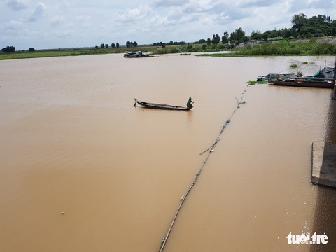 Ngư dân biên giới ngóng lũ về để mưu sinh - Ảnh 1.