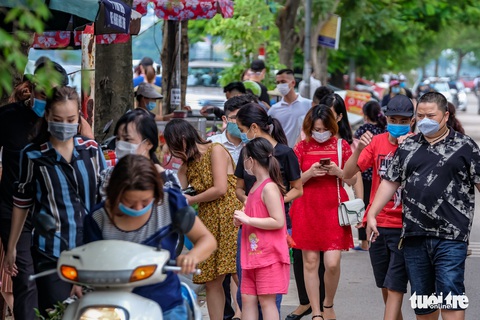 Đóng cửa phủ Tây Hồ do hàng ngàn người chen chân đi lễ giữa dịch - Ảnh 12. Đóng cửa phủ Tây Hồ do hàng ngàn người chen chân đi lễ giữa dịch - Ảnh 12.
