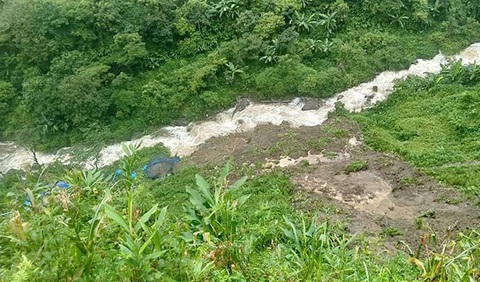 Mưa lũ ở Lào Cai: đất đá đè trúng nhà, đường ngập hơn 1 mét - Ảnh 1. Mưa lũ ở Lào Cai: đất đá đè trúng nhà, đường ngập hơn 1 mét - Ảnh 1.