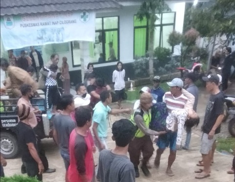 23 người bị sét đánh ở trận đấu bóng đá mừng Ngày độc lập của Indonesia - Ảnh 1. 23 người bị sét đánh ở trận đấu bóng đá mừng Ngày độc lập của Indonesia - Ảnh 1.