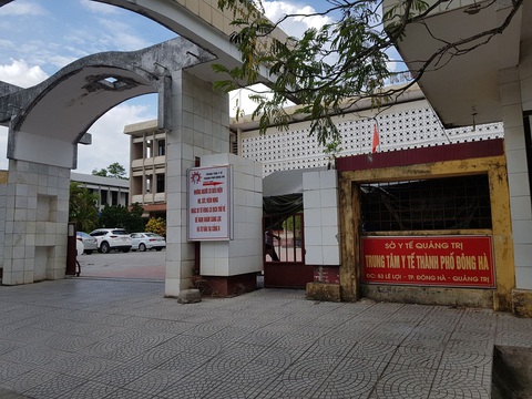 Phó chủ tịch phường ngang nhiên làm sinh nhật trong khu cách ly cùng vợ là bệnh nhân COVID-19 - Ảnh 1. Phó chủ tịch phường ngang nhiên làm sinh nhật trong khu cách ly cùng vợ là bệnh nhân COVID-19 - Ảnh 1.