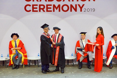 BUV dành suất học bổng trị giá 1 tỉ đồng cho học sinh có hoàn cảnh khó khăn - Ảnh 3. BUV dành suất học bổng trị giá 1 tỉ đồng cho học sinh có hoàn cảnh khó khăn - Ảnh 3.