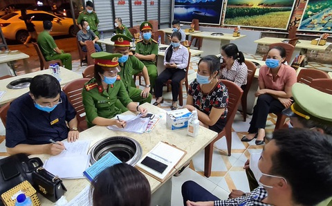 Bắt tạm giam chủ quán bắt nữ khách hàng quỳ gối xin lỗi vì bóc phốt đồ ăn có sán - Ảnh 1. Bắt tạm giam chủ quán bắt nữ khách hàng quỳ gối xin lỗi vì bóc phốt đồ ăn có sán - Ảnh 1.