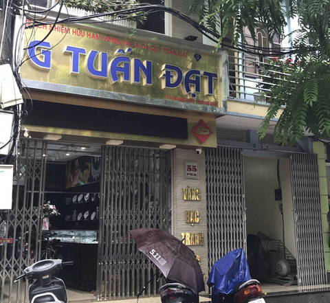 Thanh niên đội nón bảo hiểm, bịt khẩu trang, đột nhập tiệm vàng lấy 350 cây vàng - Ảnh 1. Thanh niên đội nón bảo hiểm, bịt khẩu trang, đột nhập tiệm vàng lấy 350 cây vàng - Ảnh 1.