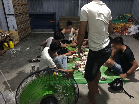 7 thanh niên ở Đà Nẵng tụ tập ăn nhậu khi đang giãn cách xã hội - Ảnh 1. 7 thanh niên ở Đà Nẵng tụ tập ăn nhậu khi đang giãn cách xã hội - Ảnh 1.