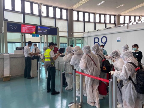 Mỗi ngày một chuyến bay cứu trợ, Vietjet đưa gần 2.000 đồng bào về nước - Ảnh 1. Mỗi ngày một chuyến bay cứu trợ, Vietjet đưa gần 2.000 đồng bào về nước - Ảnh 1.