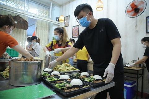 Giữa nguy khốn bủa vây, tình người lan tỏa mãnh liệt - Ảnh 4. Giữa nguy khốn bủa vây, tình người lan tỏa mãnh liệt - Ảnh 4.