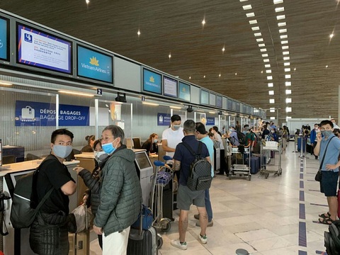 Hơn 500 người Việt từ Thái Lan, châu Âu và châu Phi về nước an toàn - Ảnh 1. Hơn 500 người Việt từ Thái Lan, châu Âu và châu Phi về nước an toàn - Ảnh 1.